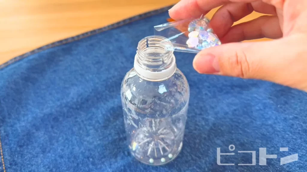 ネイルパーツを入れている